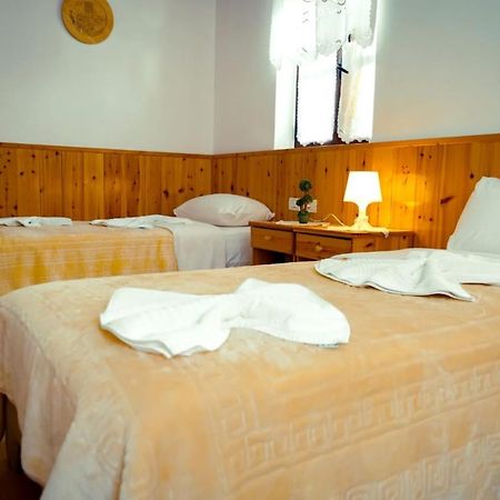 Hotel Domino จีโรคาสเตอร์ ภายนอก รูปภาพ