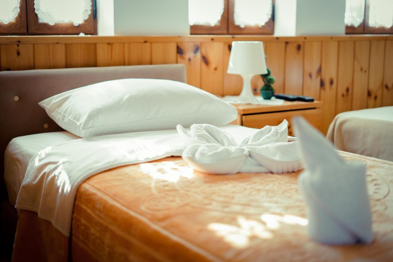 Hotel Domino จีโรคาสเตอร์ ภายนอก รูปภาพ