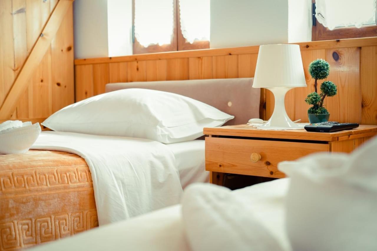 Hotel Domino จีโรคาสเตอร์ ภายนอก รูปภาพ