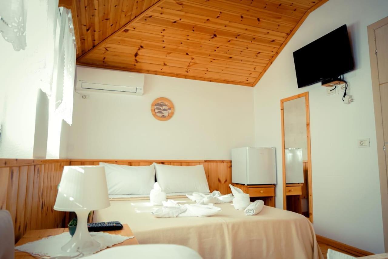 Hotel Domino จีโรคาสเตอร์ ภายนอก รูปภาพ