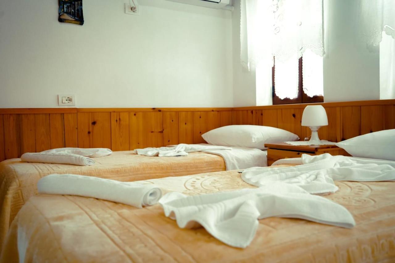 Hotel Domino จีโรคาสเตอร์ ภายนอก รูปภาพ