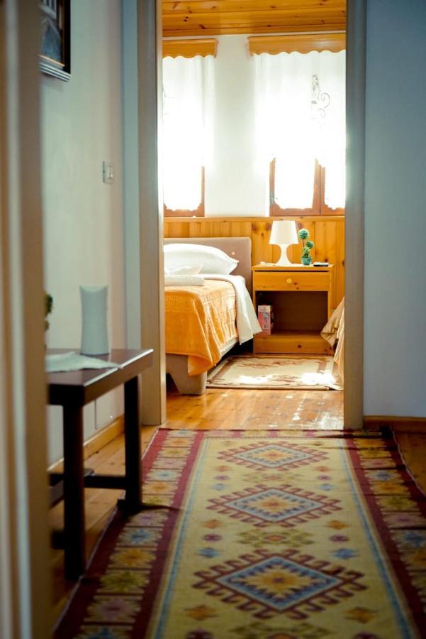 Hotel Domino จีโรคาสเตอร์ ภายนอก รูปภาพ